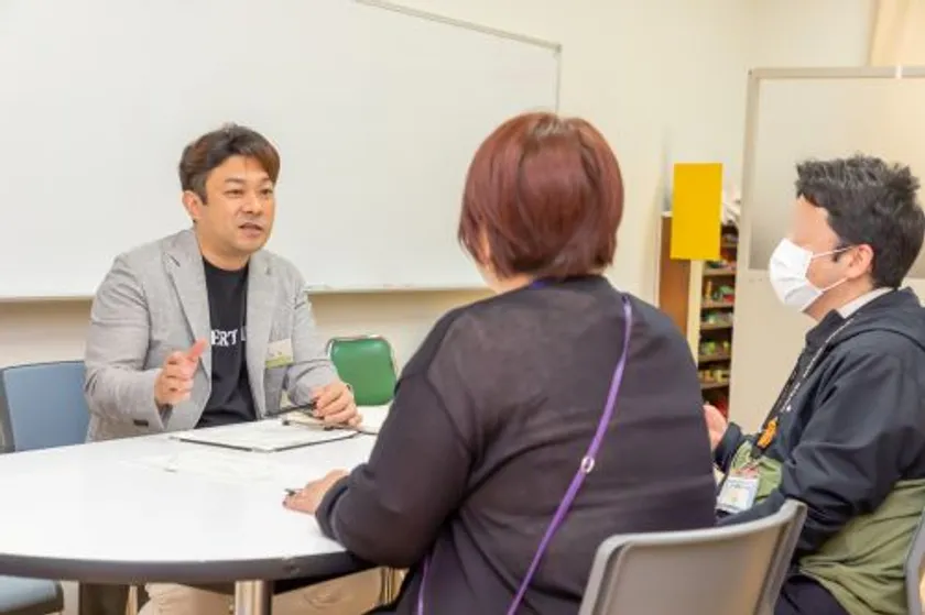 学校の先生と打ち合わせの風景