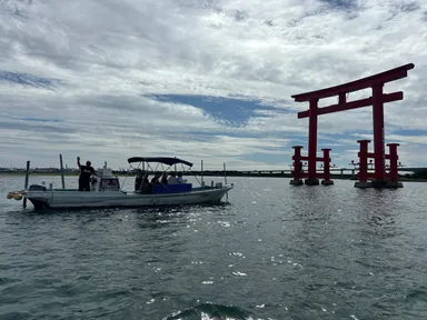 舞阪町シンボルタワー(赤鳥居)と記念撮影