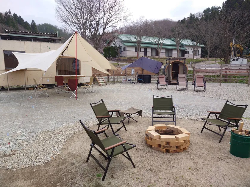 たき火やバーベキューを楽しめるプライベートスペースもあるグランピングサイト
