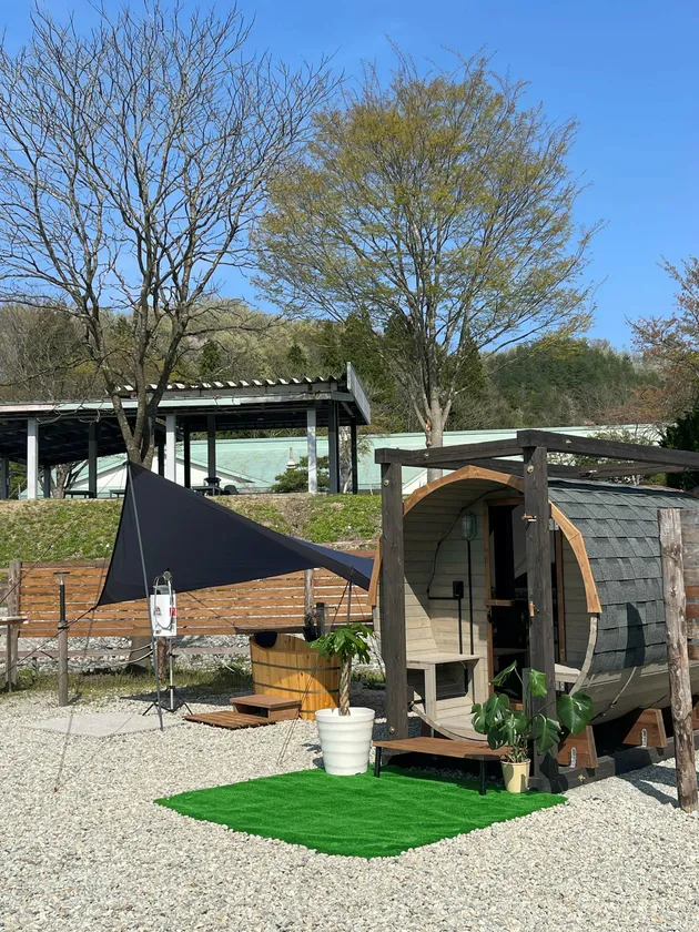 バレルサウナ・水風呂全景