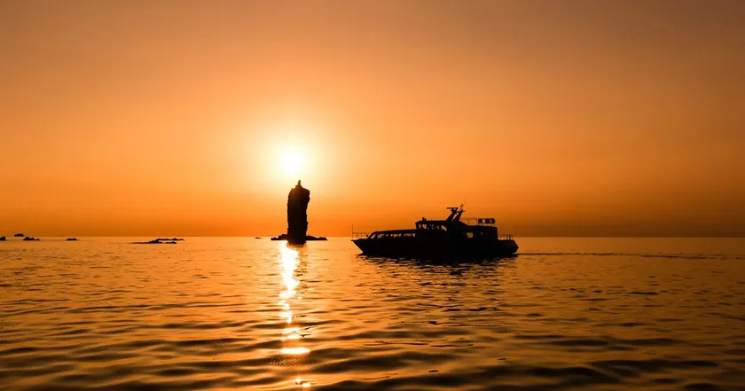 自然が作り出した神秘の光景「ローソク島」