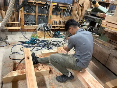 大工がすべて手作業で加工から設置までを行う(1)