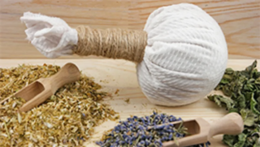 収穫したハーブを使ってハーブボール作りも