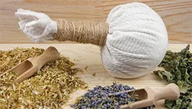 収穫したハーブを使ってハーブボール作りも