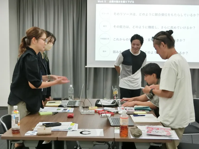 スクールの様子3：コンセプトは「スパーリング」。各回の講師やインストラクターとともに意見をぶつけ合う