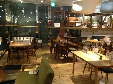 カフェスタイルを表現した落ち着いた店内