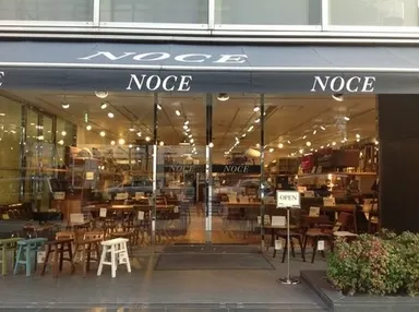 四ツ橋筋に面した明るいお店