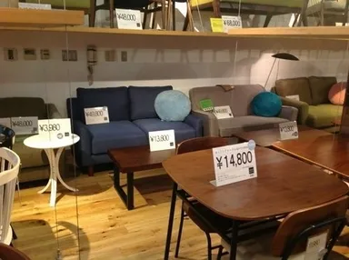 商品に触れて試しながら選べる店内