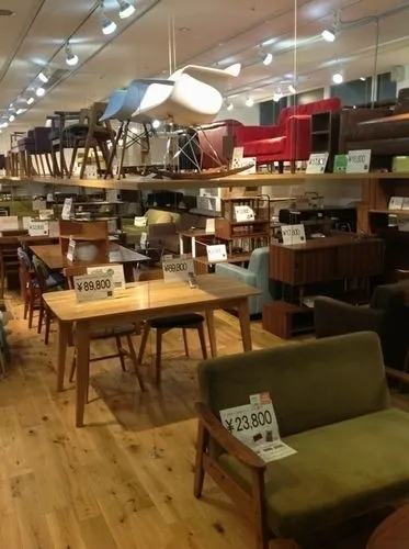 特注棚には商品がずらっとディスプレイ