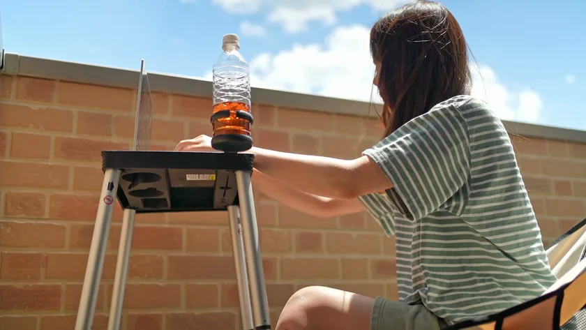 画像7 ベランダでタイピングする女性