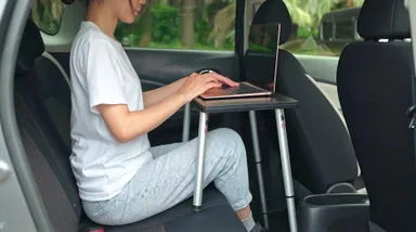 画像3　車内でタイピングする女性