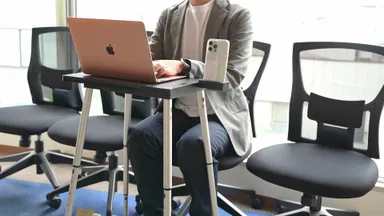 画像5　待ち時間に快適に仕事をする男性