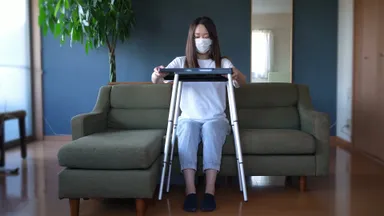 画像8　Tabletoteを組み立て終わった女性