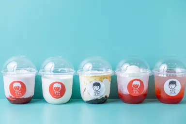 オガワくんシェイク ミルク 380円(左から2番目)／オガワくんシェイク みたらし 520円(中央)／オガワくんシェイク 埼玉いちご 520円(左端)／埼玉いちごのソーダフロート 500円(右から2番目)／埼玉いちごのソーダ 380円(右端)