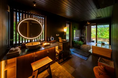 檜の内風呂や化粧室もゆったりと