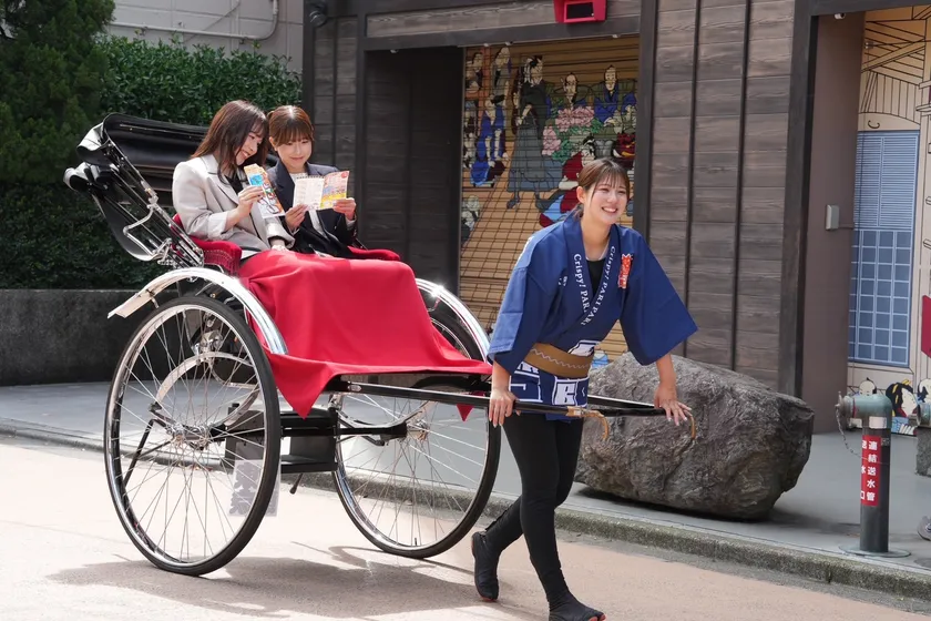 人力車に乗りながらイベントに参加する様子