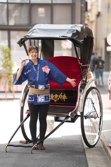 人力車の前でチョコモナカジャンボを手に持つ俥夫