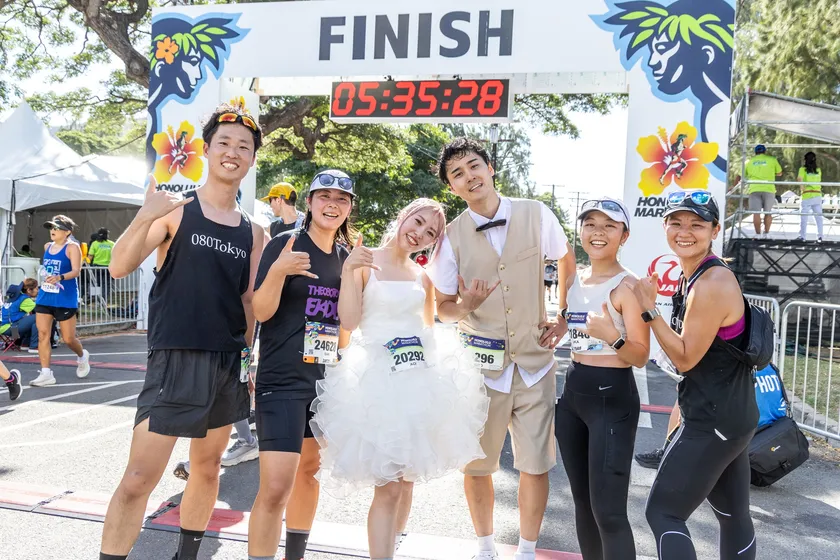 ウエディング記念でマラソンに参加するランナー