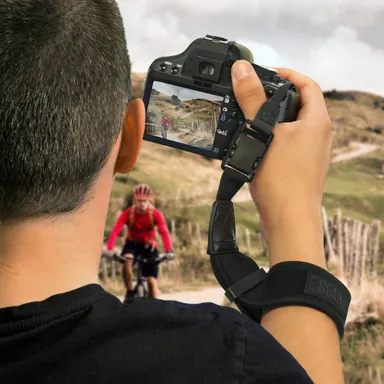 USA GEAR TrueSHOT カメラ リストストラップを使用して撮影している男性