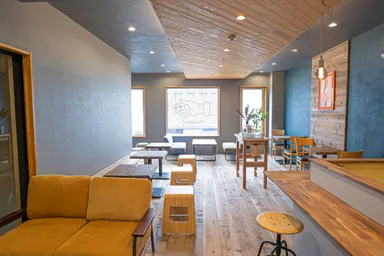 当日の待合室となる「Hangout coffee」(1)