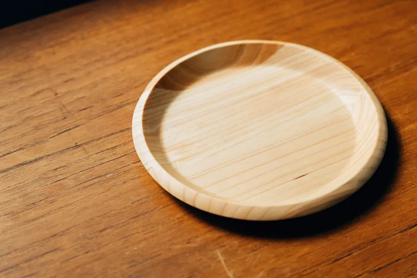 国産ヒノキ製の専用受け皿付き