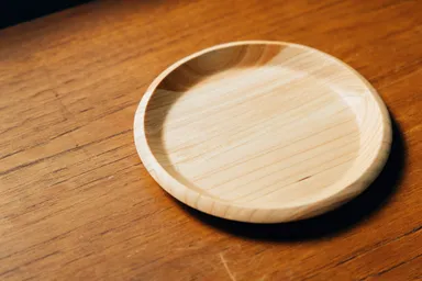 国産ヒノキ製の専用受け皿付き