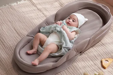 着用しながら赤ちゃんにとってもラクにオムツ替え