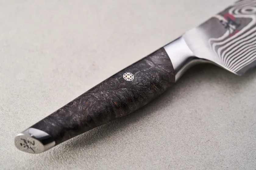 刀形に合わせてゼロから削りだしたハンドル