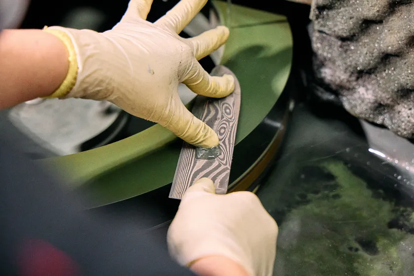 滑らかな切れ味を与える『水研』