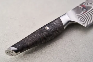 刀形に合わせてゼロから削りだしたハンドル