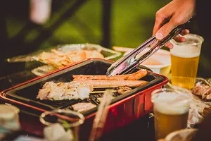 都会の真ん中でキャンプ料理が楽しめます