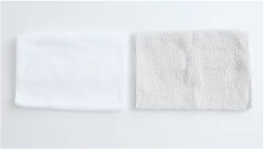 新品(左)と比べ、黒ずんできたタオル(右)