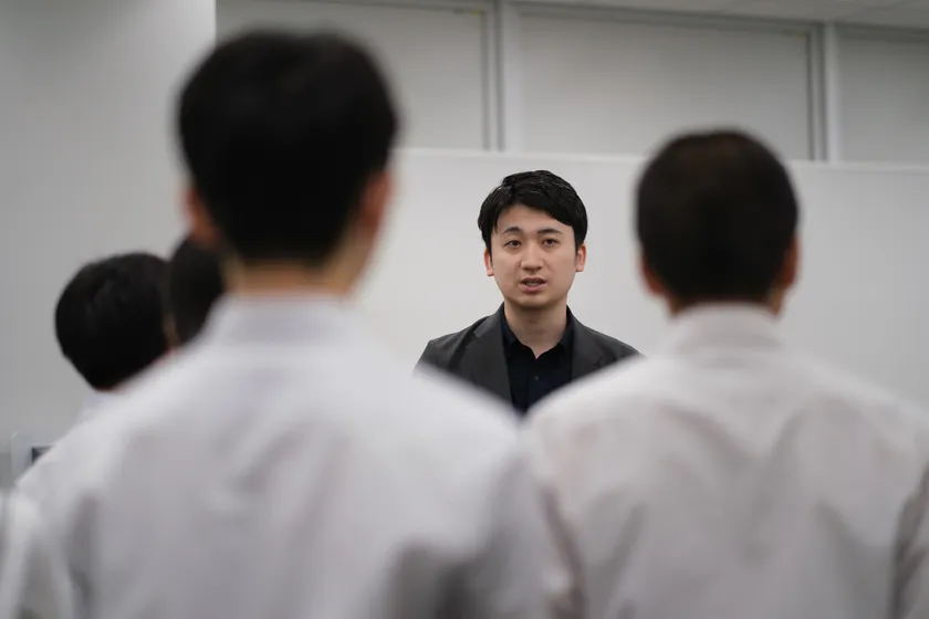 オフィス内を見学する様子