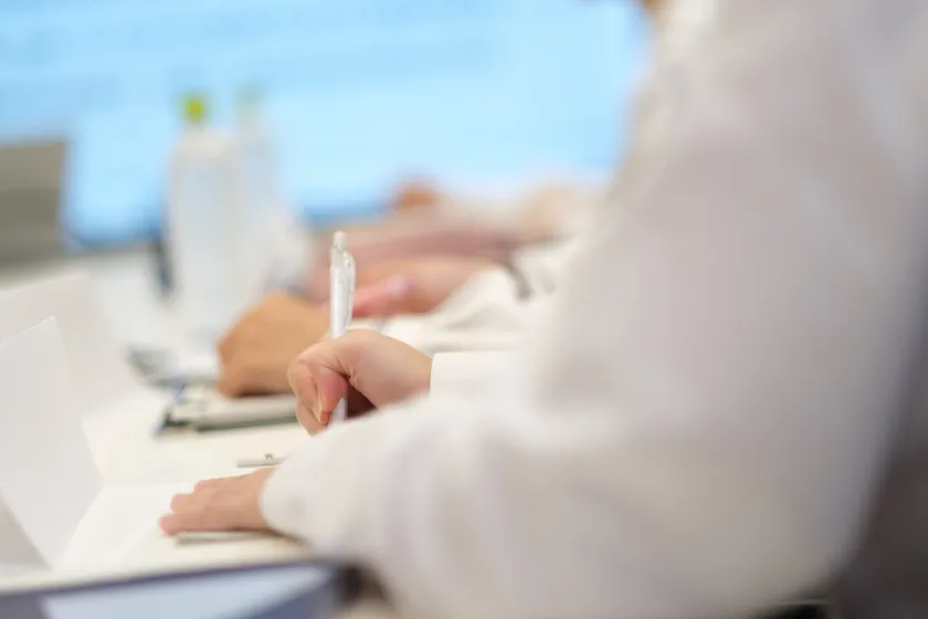 中学生が熱心に取り組む様子