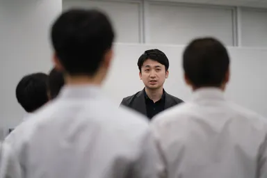 オフィス内を見学する様子