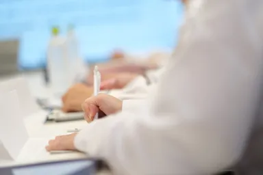 中学生が熱心に取り組む様子