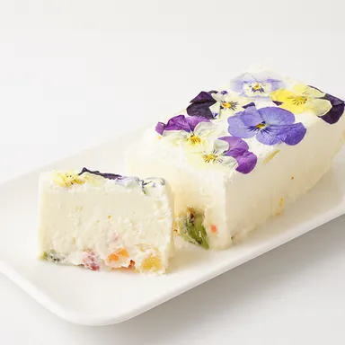 下の層はドライフルーツが入っています