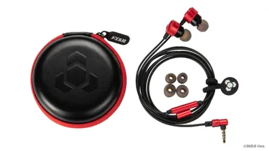 イヤホン本体、イヤピース、キャリングケース、マグネットケーブルクリップ