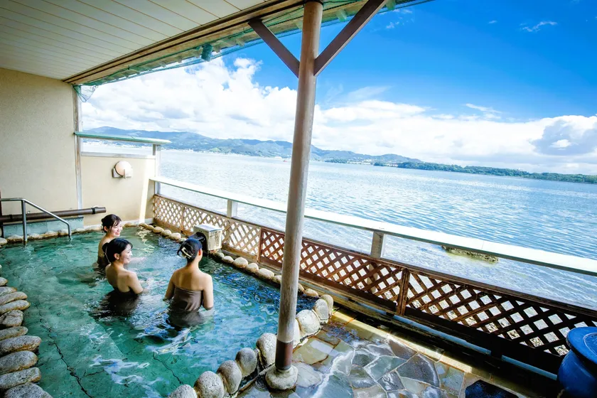 湖面すれすれ三ヶ日温泉