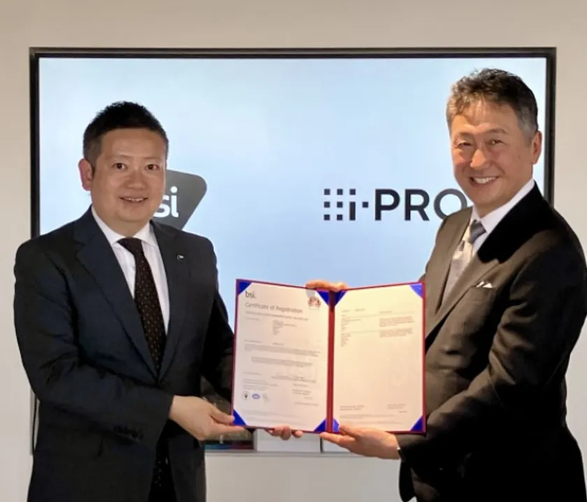 授与式にて　写真左からBSIジャパン 代表取締役社長 漆原 将樹、i-PRO 代表取締役社長 兼 CEO 中尾 真人様