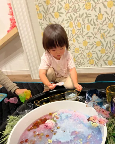 ベアトリーセンサリープレイ_2歳児クラス_楽しい水遊び