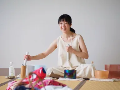 クリスタルボウル奏者：目黒麗さん