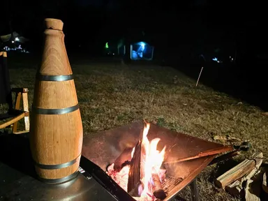 静かな夜も樽と熟成ハイボールが雰囲気を演出します