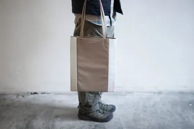 着物バッグ　ベージュ　モデル画像