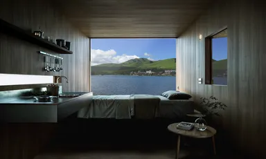 窓から見える白樺湖と山々(イメージ)