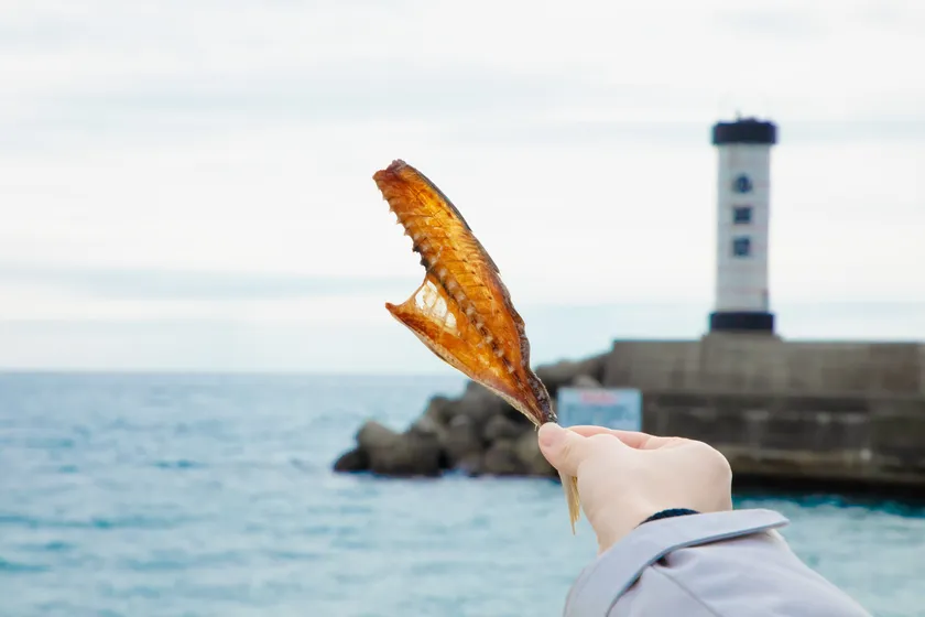 さじるし食堂オリジナル骨せんべいも付いてきます