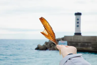 さじるし食堂オリジナル骨せんべいも付いてきます