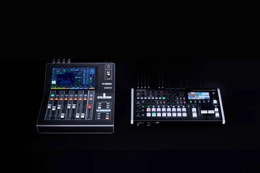 デジタル・ミキシング・コンソール「DM3シリーズ」(左)、ビデオ・スイッチャー「V-80HD」(右)