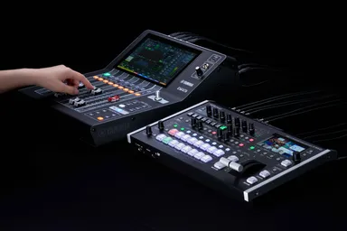 デジタル・ミキシング・コンソール「DM3シリーズ」(左)、ビデオ・スイッチャー「V-80HD」(右)