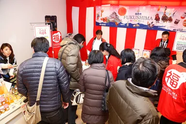 ショーケースの周りはお客様でいっぱい